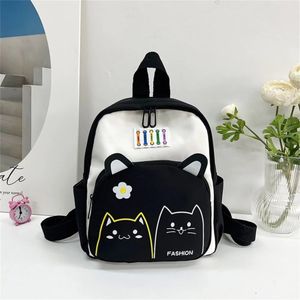 Sac à dos compact et léger, idéal pour transporter vos essentiels au quotidien.