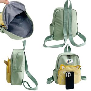 Sac à dos compact et léger, idéal pour transporter vos essentiels au quotidien.