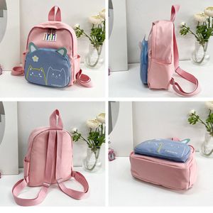 Sac à dos compact et léger, idéal pour transporter vos essentiels au quotidien.