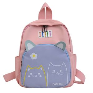 Sac à dos compact et léger, idéal pour transporter vos essentiels au quotidien.
