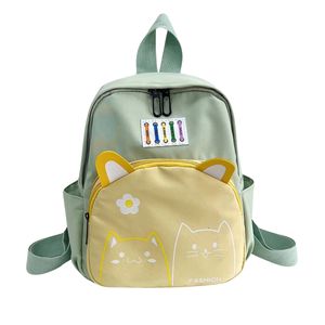 Sac à dos compact et léger, idéal pour transporter vos essentiels au quotidien.