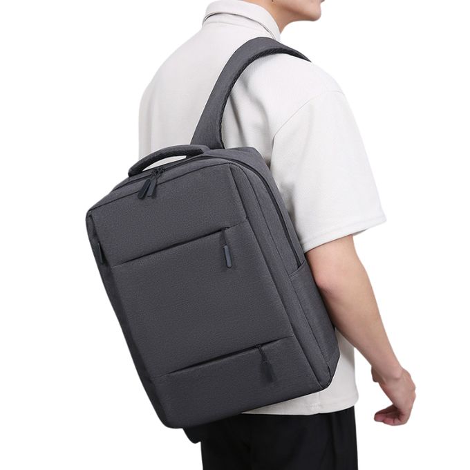 Sac à dos élégant avec design ergonomique et espace optimisé pour accessoires.