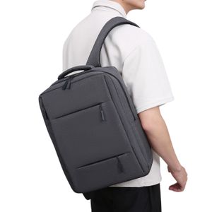 Sac à dos élégant avec design ergonomique et espace optimisé pour accessoires.