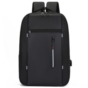 Sac à dos moderne avec port USB intégré, idéal pour bureau, école et voyages.