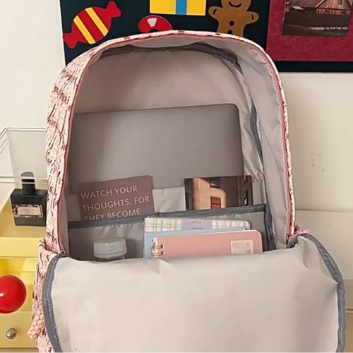 Sac à dos moderne avec rangement organisé, conçu pour les besoins quotidiens.