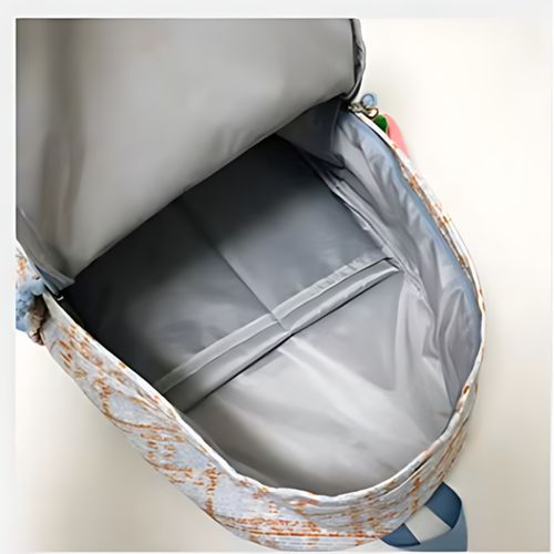 Sac à dos moderne avec rangement organisé, conçu pour les besoins quotidiens.