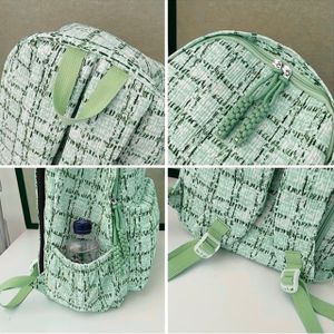 Sac à dos moderne avec rangement organisé, conçu pour les besoins quotidiens.