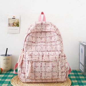 Sac à dos moderne avec rangement organisé, conçu pour les besoins quotidiens.