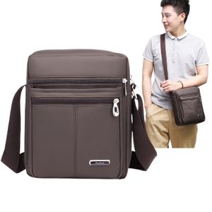 Sac compact et léger pour homme avec rangements sécurisés et design moderne.