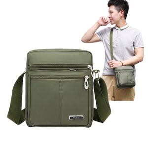 Sac compact et léger pour homme avec rangements sécurisés et design moderne.