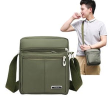 Sac compact et léger pour homme avec rangements sécurisés et design moderne.