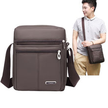 Sac compact et léger pour homme avec rangements sécurisés et design moderne.